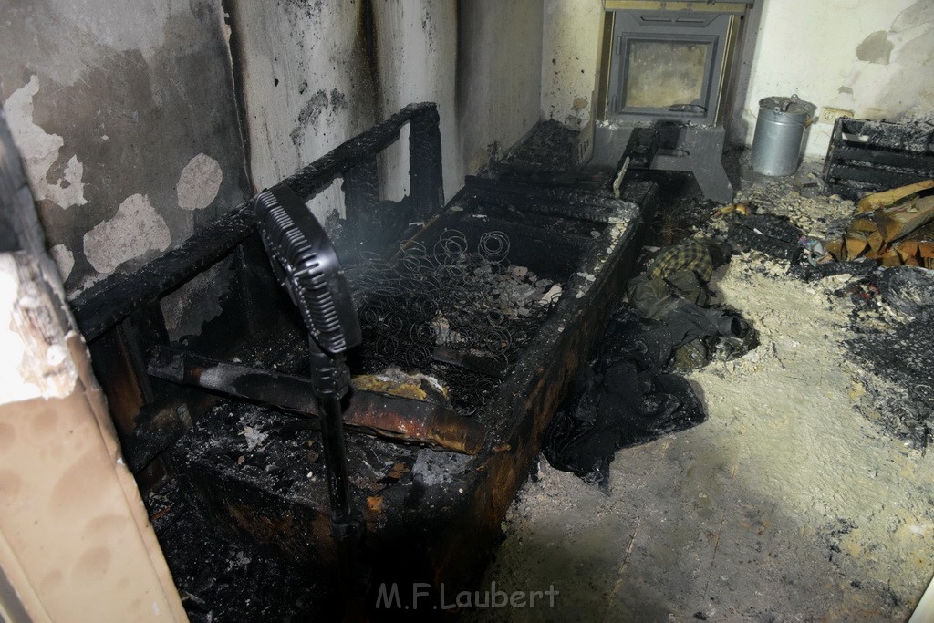 Feuer 2 Y durch Weihnachtsbaum  Koeln Ehrenfeld Alpenerstr P47.JPG - Miklos Laubert